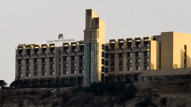 Hotel Zaver Pearl Imperial di kota Gwadar, Pakistan, yang diserbu oleh teror penembakan selama berjalm-jam pada Sabtu 11 Maret 2019 (AFPBanaras Khan)