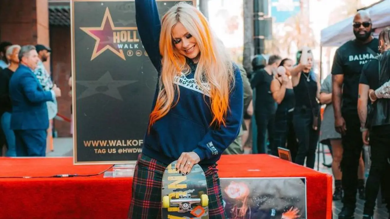 Avril Lavigne Mengulang Tampilannya Semasa Remaja saat Raih Hollywood Walk of Fame