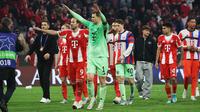 Sementara itu, di semifinal Liga Champions 2025/2026, Bayern Munchen akan berhadapan dengan juara musim lalu, Paris Saint-Germain (PSG). Tampak dalam foto, pemain Bayern Munchen asal Inggris, Harry Kane (tengah-kiri), Manuel Neuer (tengah-kanan), dan para rekan setimnya menyapa para penggemar setelah berakhirnya pertandingan leg kedua perempat final Liga Champions 2025/2026 melawan Real Madrid di Allianz Arena, Jerman Selatan, pada Rabu 15 April 2026 waktu setempat atau Kamis (16/4/2026) dini hari WIB. (Karl-Josef HILDENBRAND/AFP)