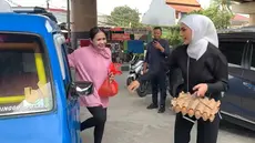 Tingkah Nagita Slavina kerap menarik perhatian. Setelah sebelumnya naik bajaj, kali ini istri Raffi Ahmad itu naik angkot. Meski dikenal dengan julukan Sultan Andara, ia tampak santai naik angkot belanja ke pasar. [Youtube/Rans Entertainment]