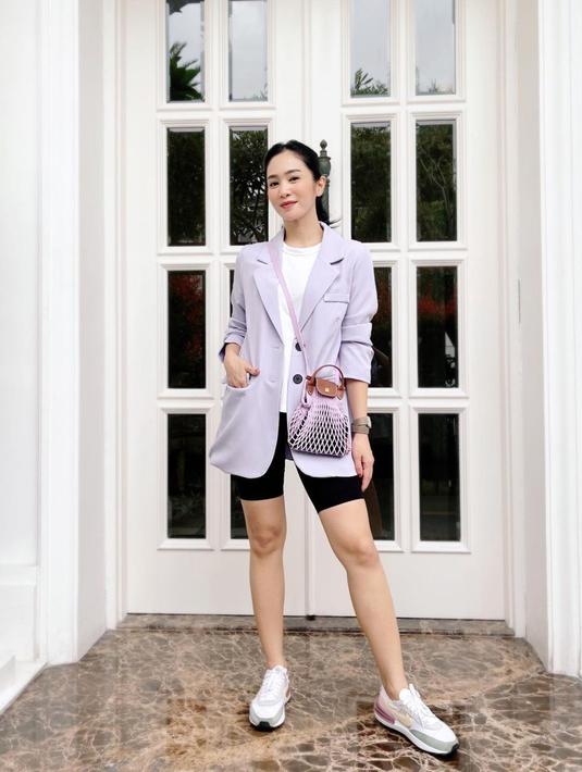 Blazer berwarna lilac yang digunakan oleh istri dari Sukhdev Singh ini dipadukan dengan tampilan yang sporty. Tak lupa, ia juga memilih menggunakan sling bag berwarna senada. (Liputan6.com/IG/@bungazainal05)