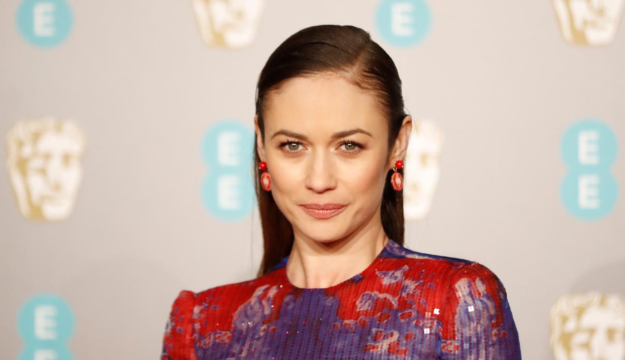 Aktris Olga Kurylenko berpose saat menghadiri BAFTA British Academy Film Awards di Royal Albert Hall, London, Inggris, 10 Februari 2019. Sebelumnya, pasangan Tom Hanks dan Rita Wilson mengumumkan terjangkit virus corona COVID-19. (Tolga AKMEN/AFP)