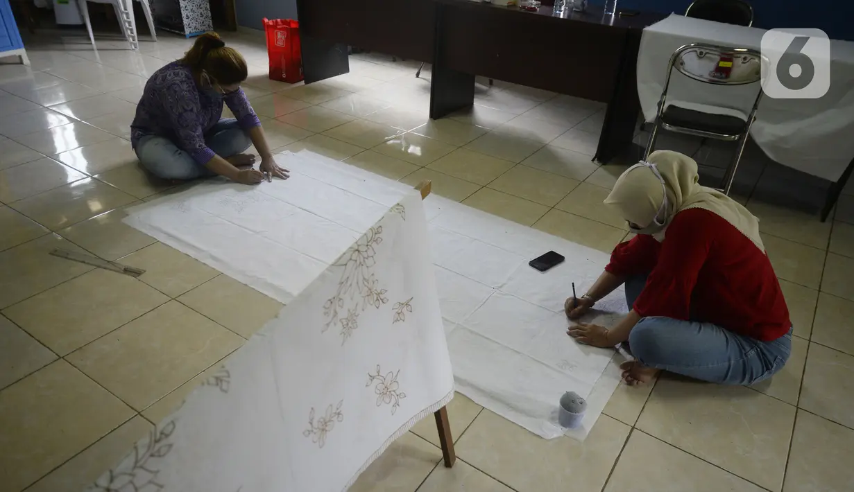 Ibu rumah tangga menyelesaikan pembuatan batik kembang mayang di Kampung Batik, Kelurahan Larangan Selatan, Kota Tangerang, Banten, Rabu (26/8/2020). Di tempat yang menjadi destinasi wisata tersebut kita bisa melihat langsung pembuatan dan mengikuti pelatihan membatik. (merdeka.com/Dwi Narwoko)