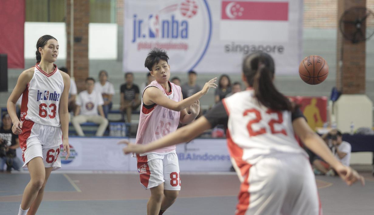 Para pebasket muda saat Kamp Penyisihan Kejuaraan Dunia Jr. NBA untuk wilayah Asia Pasifik di UPH Karawaci, Tangerang, Minggu (16/6). Nantinya akan dipilih 10 putra dan 10 putri untuk Kejuaraan Dunia. (Bola.com/Vitalis Yogi Trisna)