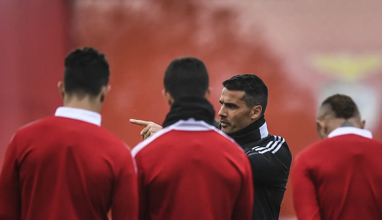 Pelatih Benfica, Nelson Verissimo memimpin sesi latihan di tempat latihan Kampus Benfica di Seixal dekat Lisbon (14/3/2022). Pada leg pertama Benfica dan Ajax tampil sama kuat sehingga berakhir dengan skor 2-2. (AFP/Patricia De Melo Moreira)