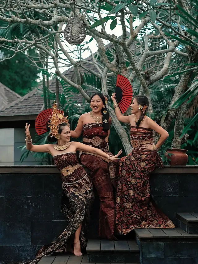 7 Potret Luna Maya Pakai Baju Adat Bali, Menawan