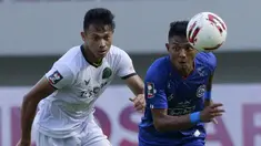 Andy Setyo (kiri) merupakan bek andalan Persikabo yang merupakan anggota TNI aktif. Sempat menimba ilmu di akademi Borneo FC, ia selanjutnya bergabung dengan PS TNI pada 2016. Saat ini, Andy memiliki pangkat Sersan Dua di TNI AD. (Bola.com/M. Iqbal Ichsan)