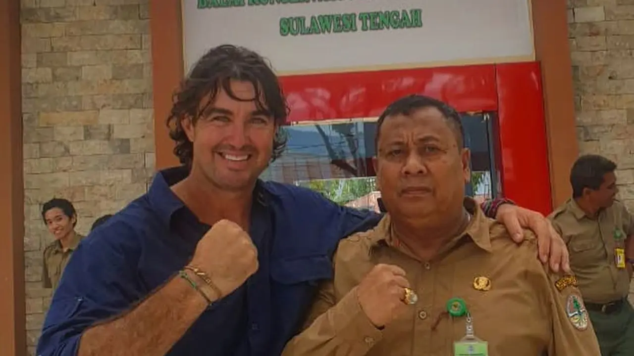 Gagal Tangkap Buaya Berkalung Ban, Ini 7 Potret Matt Wright dengan Tim