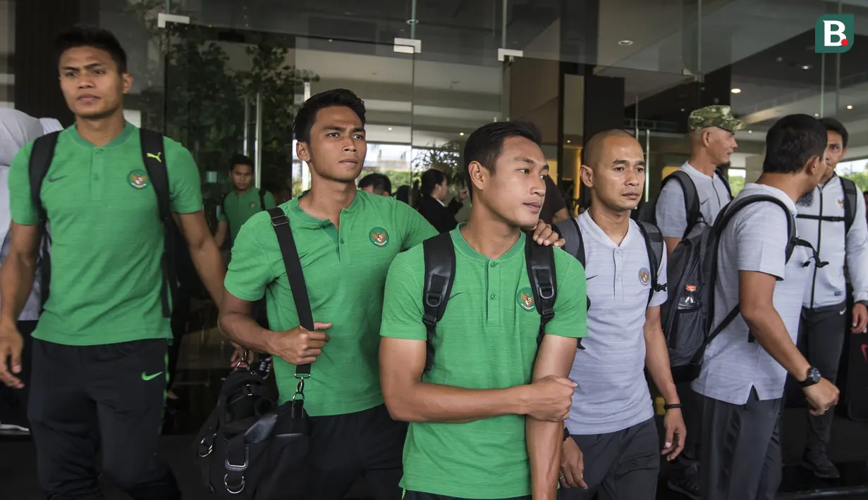 Pemain Timnas Indonesia, Bagas Adi dan Hansamu Yama, bersiap meninggalkan Hotel Grand Zuri, Jawa Barat, Selasa (6/11). Timnas Indonesia akan berangkat ke Singapura untuk berlaga pada Piala AFF 2018. (Bola.com/Vitalis Yogi Trisna)