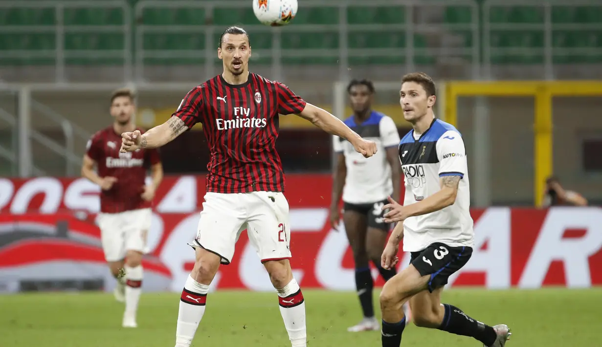Pemain AC Milan Zlatan Ibrahimovic berebut bola dengan pemain Atalanta Mattia Caldara pada pertandingan Serie A di Stadion San Siro, Milan, Italia, Jumat (24/7/2020). Pertandingan berakhir 1-1. (AP Photo/Antonio Calanni)