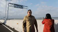 Saat melakukan uji coba jalan tol sepanjang 12,7 kilometer, SBY sempat berhenti dan turun ke jalan untuk melihat suasana laut. Sementara Ibu Ani Yudhoyono tampak asyik dengan kamera kesayangannya (Rumgapres/ Abror Riski)