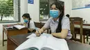Para siswa mengenakan masker saat mengikuti kelas di sebuah sekolah di Vientiane, Laos, Selasa (19/5/2020). Pemerintah Laos telah mengumumkan bahwa semua siswa di negara itu dapat kembali bersekolah mulai 2 Juni mendatang. (Xinhua/Kaikeo Saiyasane)