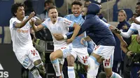 Aksi pemain Marseille, Florian Thauvin (tengah) merayakan gol bersama rekan setimnya saat melawan PSG pada lanjutan Ligue 1 di  Velodrome Stadium, Marseille, (22/10/2017). PSG bermain imbang 2-2 melawan Marseille. (AP/Claude Paris)