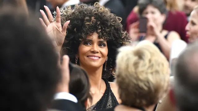 20170226-Halle Berry Tampil Berambut Kribo di Oscar 2017-Los Angeles