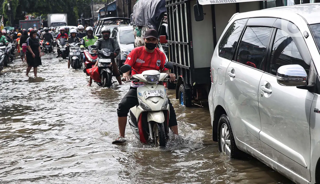 Hujan dengan intensitas tinggi yang mengguyur Jakarta dan sekitarnya pada Selasa (28/1) dan Rabu (29/1/2025) membuat kawasan tersebut tergenang banjir. Bahkan ketinggian air sempat mencapai 50 cm. (Liputan6.com/Angga Yuniar)