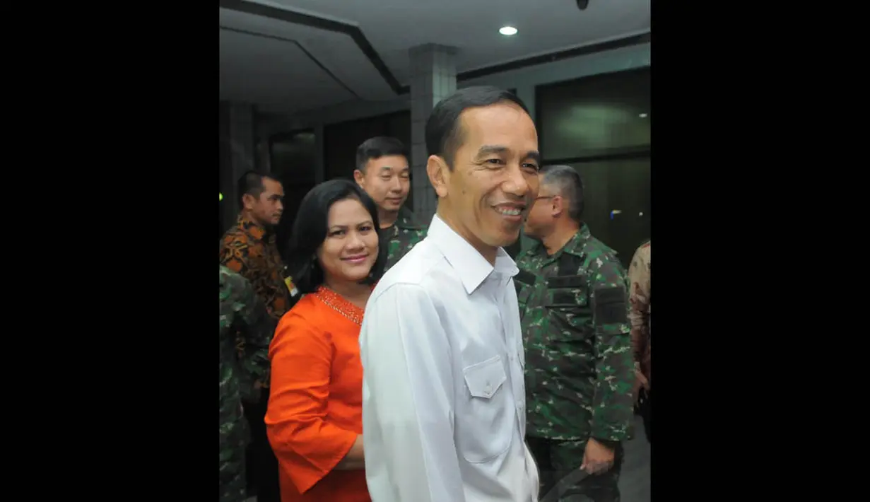 Presiden Jokowi didampingi Ibu Negara, Iriana menjenguk BJ Habibie yang dirawat di RSPAD Gatot Soebroto, Jakarta, (28/10/2014). (Liputan6.com/Herman Zakharia)