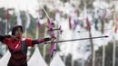 Pemanah putri Indonesia, Choirunisa Diananda, saat berlaga pada nomor recurve women individual Asian Games di Lapangan Panahan, Senayan, Jakarta, Selasa (28/8/2018). Choirunisa Diananda mendapat medali perak. (Bola.com/Vitalis Yogi Trisna)