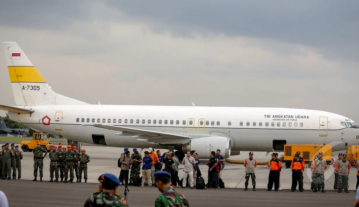 Rombongan "Indonesia Peduli Nepal" saat mengikuti upacara pelepasan di Bandara Halim perdana Kusuma, Jakarta, Rabu (29/4/2015). Dalam rombongan pertama ini Indonesia mengirim 66 personel. (Liputan6.com/Faizal Fanani) 