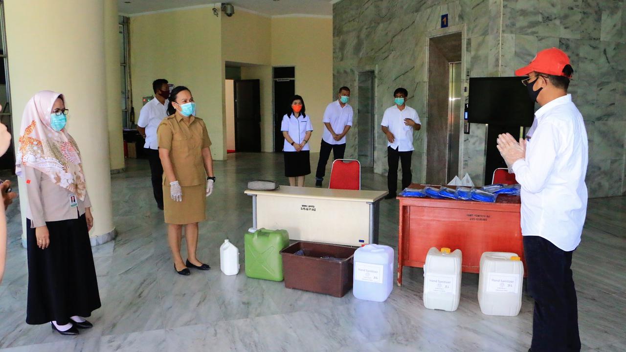 Wakil Rektor Bidang Umum Ronny Adrie Maramis saat menyerahkan bantuan tersebut, Senin, 13 April 2020.