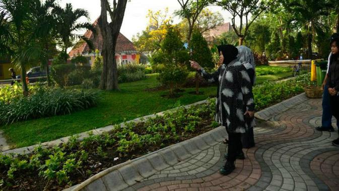 Wali Kota Surabaya Tri Rismaharini kunjungi Taman Ngagel (Foto: Liputan6.com/Dian Kurniawan)