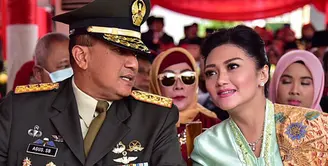 Sejak resmi dipersunting seorang Perwira TNI, Mayor Jendral H. Agus Surya Bakti, artis senior Bella Saphira jarang terlihat di layar kaca. Bella lebih fokus mendampingi sang suami. (Instagram/bellasaphiraofficial)