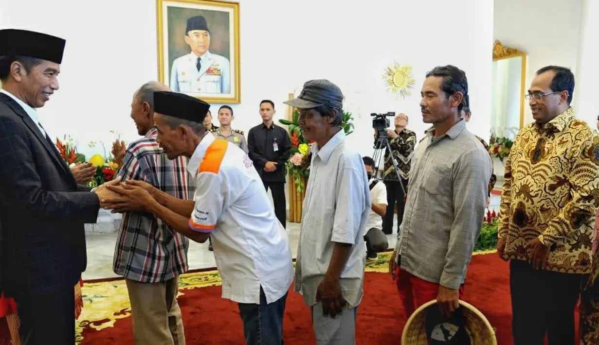 Presiden Joko Widodo bersalaman dengan warga saat kegiatan open house di Istana Kepresidenan Bogor, Jumat (15/6). Tamu yang datang pada hari pertama Lebaran tersebut pejabat negara, menteri, dubes negara sahabat, dan masyarakat umum. (Twitter/@jokowi)