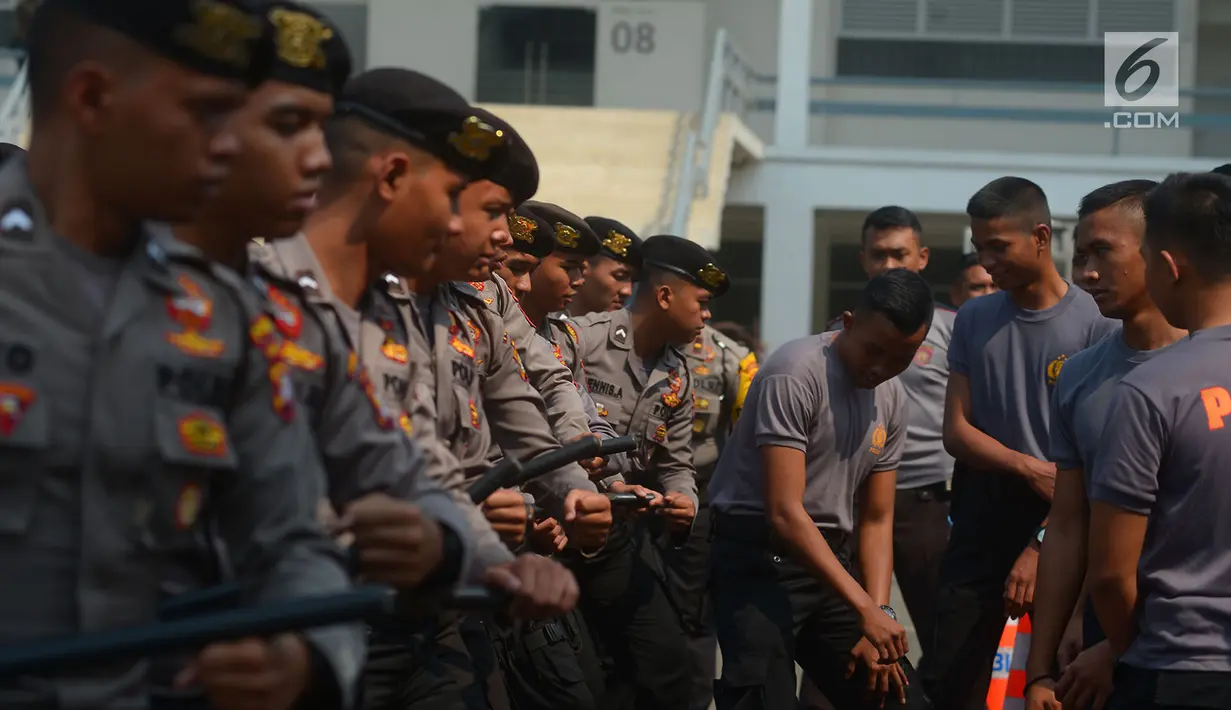 Personel Polri melakukan latihan pengamanan Asian Games 2018 di lapangan Istora Senayan, Jakarta, Rabu (18/7). Latihan gabungan bersama TNI ini terkait pengawalan tamu VVIP Asian Para Games 2018 dan mengatasi gangguan yang terjadi (Merdeka.comImam Buhori)