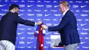 Presiden Barcelona, Josep Maria Bartomeu, memberikan jersey kepada pelatih baru Barcelona, Ronald Koeman, saat acara perkenalan di Barcelona, Rabu (20/8/2020).  Koeman resmi menjadi pelatih Barcelona untuk dua tahun kedepan. (AP/Joan Monfort)