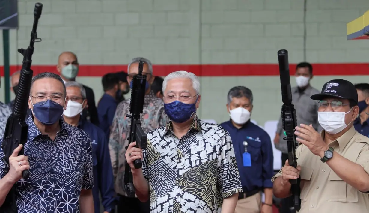 Menhan Prabowo Subianto (kanan) bersama PM Malaysia Dato' Sri Ismail Sabri Yaakob (tengah) dan Menhan Malaysia Dato’ Seri Hishammuddin Hussein mengangkat senjata saat mengunjungi kantor pusat PT Pindad (Persero) di Bandung, Jawa Barat, Kamis (11/11/2021). (Foto: Tim Dokumentasi Menhan Prabowo)