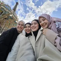 OOTD Musim Dingin Liburan Empat Sahabat Berhijab Natasha Rizky, Ratna Galih, Nina Zatulini, hingga Dian Ayu Lestari. [@dianayulestari]