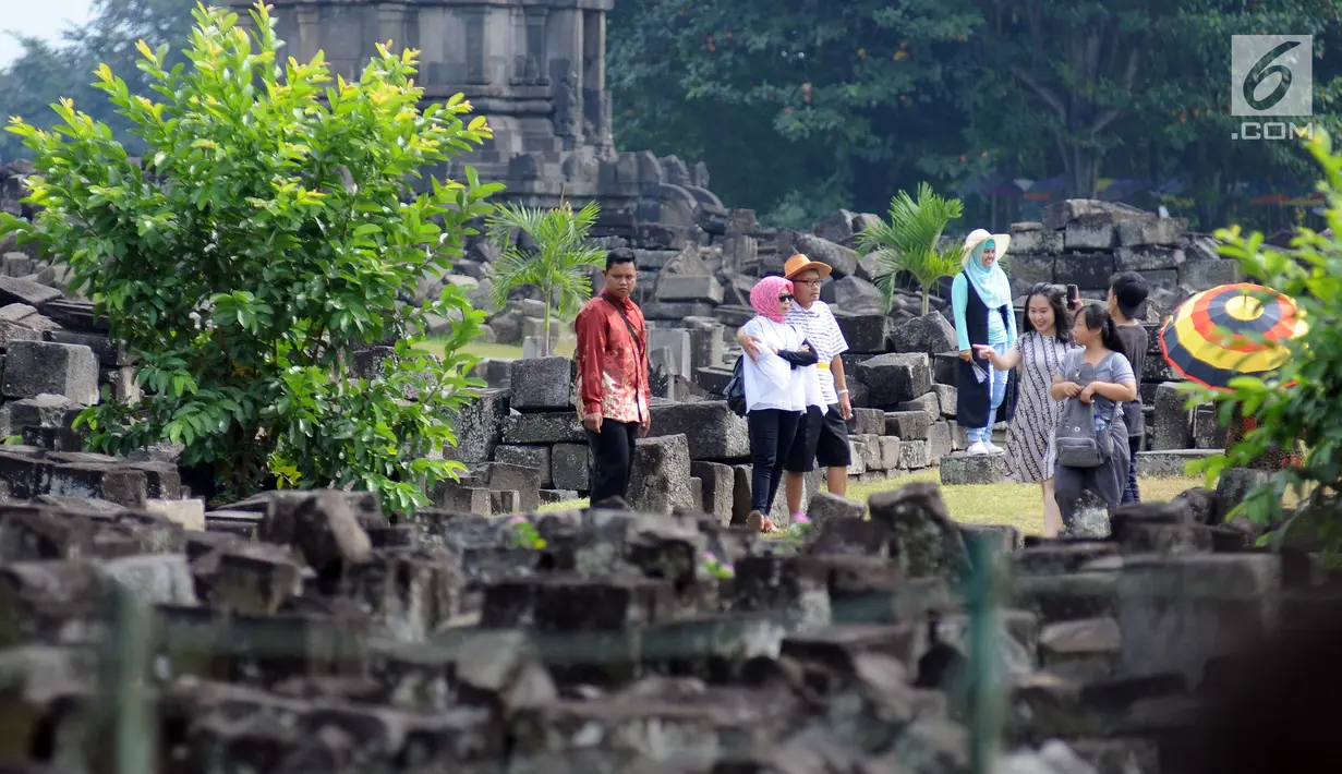 Petugas berpakaian batik bersiaga di salah satu sudut kawasan Candi Prambanan, Yogyakarta, Kamis (29/6). Terkait kunjungan mantan Presiden Amerika Serikat, Barack Obama, penjagaan kawasan Candi Prambanan diperketat. (Liputan6.com/Helmi Fithriansyah)