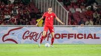 Bek Timnas Indonesia, Jay Idzes menguasai bola saat menghadapi Vietnam pada laga Grup F kualifikasi Piala Dunia 2026 Zona Asia di Stadion Utama Gelora Bung Karno (SUGBK), Senayan, Jakarta, Kamis (21/3/2024). (Bola.com/Bagaskara Lazuardi)
