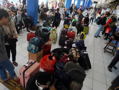 Pemudik menunggu kedatangan bus di Terminal Kampung Rambutan, Jakarta Timur, Kamis (13/4/2023). Para pemudik mulai melakukan perjalanan mudik lebih awal untuk menghindari kenaikan tarif tiket bus pada 15 April dan menghindari kemacetan. (medeka.com/Arie Basuki)