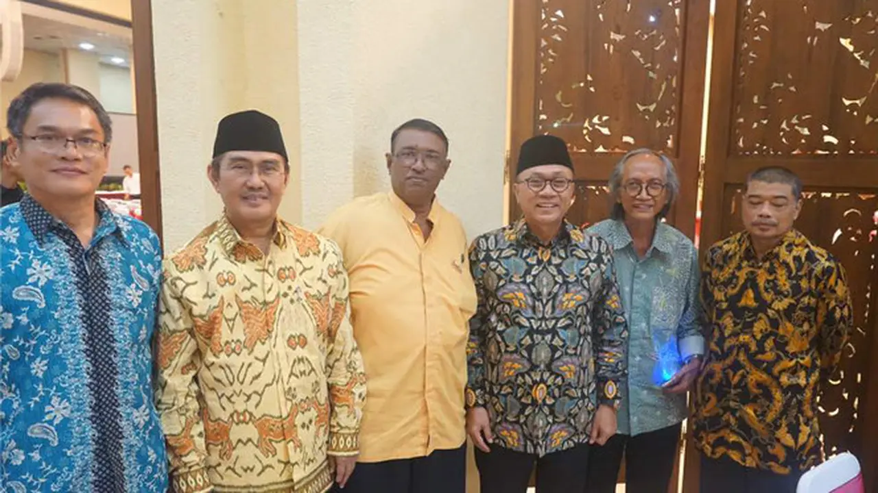 Selain menampilkan para undangan dari tokoh nasional, tokoh agama, juga hadir dari kalangan budayawan, tokoh adat dan suku.