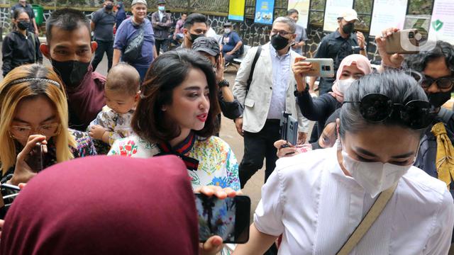 FOTO: Dewi Perssik dan Angga Wijaya Jalani Sidang Cerai Perdana