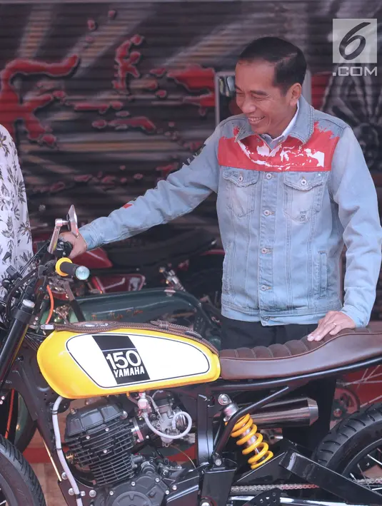 Presiden RI, Joko Widodo melihat salah satu motor customs yang dipamerkan pada Indonesia International Motor Show 2018 di JIExpo, Jakarta, Kamis (19/4). 38 merek kendaraan dipamerkan di IIMS 2018. (Liputan6.com/Helmi Fithriansyah)