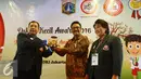 Perwakilan IDI Jakarta memberikan Cinderamata kepada Wakil Gubernur DKI Jakarta, Djarot Saiful Hidayat saat membuka Lomba Dokter Kecil Award Tahun 2016 Tingkat Provinsi DKI Jakarta, Minggu (2/10). (Liputan6.com/Johan Tallo)