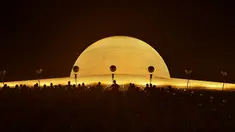 Sejumlah biksu bersiap untuk melakukan ritual Makha Bucha Day di kuil Wat Dhammakaya, Bangkok, Thailand (11/2). Makha Bucha atau Magha Puja berarti puja/peringatan yang berhubungan dengan bulan Magha. (AFP/Lillian Suwanrumpha)