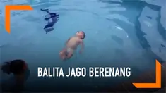 Tanpa bantuan dan juga pelampung, seorang balita memamerkan aksinya berenang di kolam yang cukup dalam. Balita tersebut begitu santai dan lincahnya berenang dengan berbagai gaya. Aksinya ini pun menuai pujian dari warganet yang melihat.