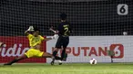 Pemain PSIS Semarang Riyan Ardiansyah (kanan) menendang bola ke gawang Arema FC yang membuahkan gol dalam pertandingan babak penyisihan Grup A Piala Menpora 2021 di Stadion Manahan, Solo, Selasa (30/3/2021). Arema FC kalah 2-3. (Bola.com/Ikhwan Yanuar)