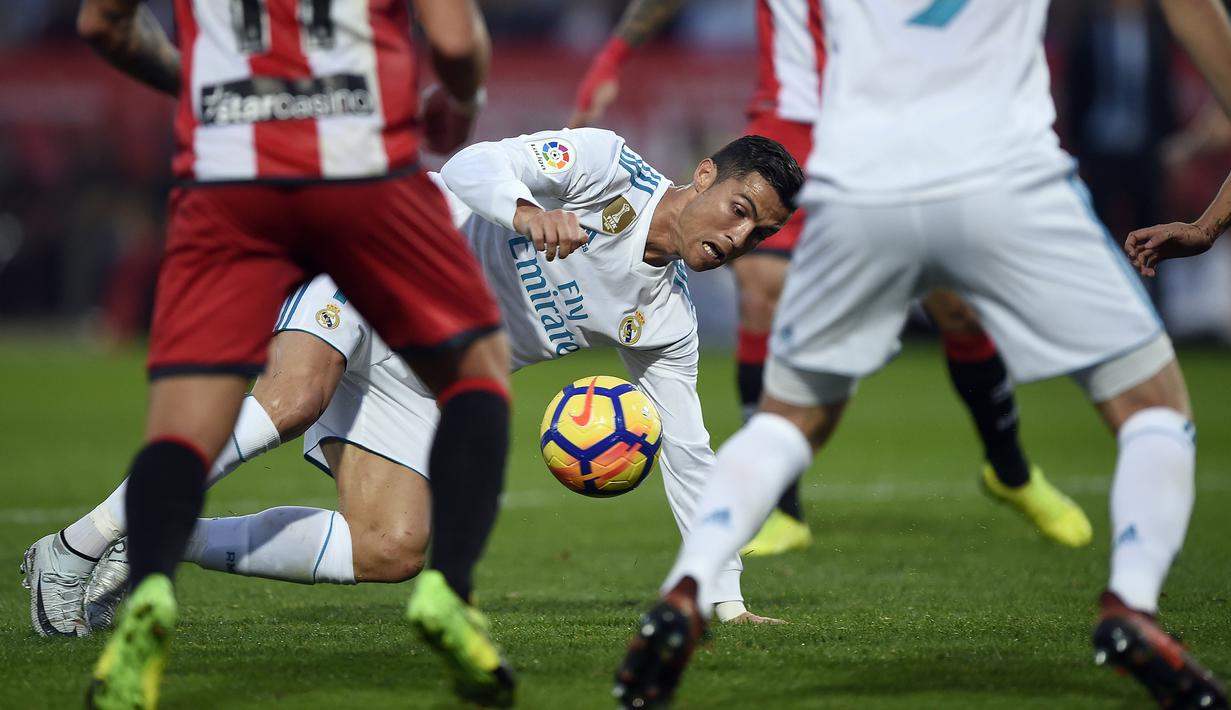 Pemain Real Madrid, Cristiano Ronaldo terjatuh saat berebut bola dengan pemain Girona pada lanjutan La Liga Santander di Municipal de Montilivi stadium, Girona , (29/10/2017). Madrid kalah 1-2. (AFP/Josep Lago)