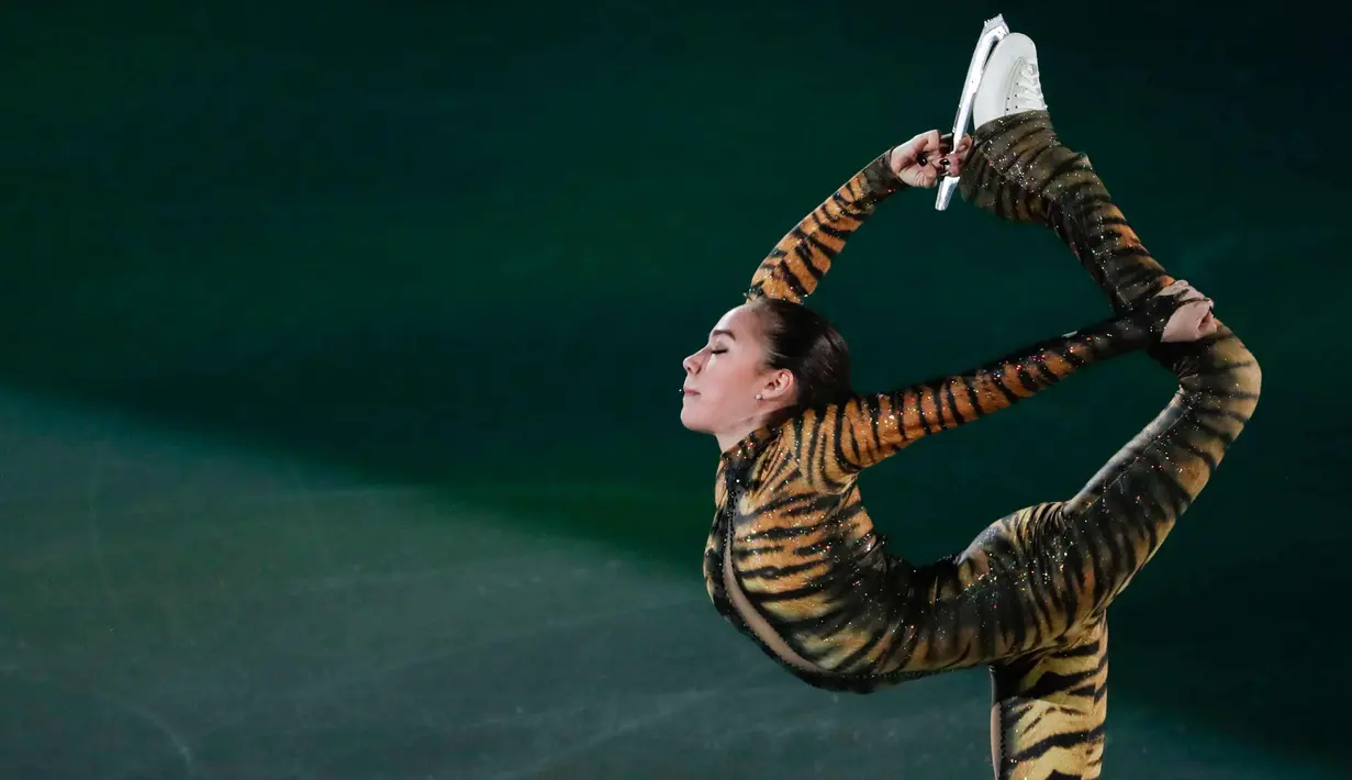 Aksi atlet Alina Zagitova saat melakukan pertunjukan gala skating di Gangneung Oval di Gangneung (25/2). Alina tampil seksi dengan kostum macan saat berada di arena ice skating.  (AP Photo/Felipe Dana)