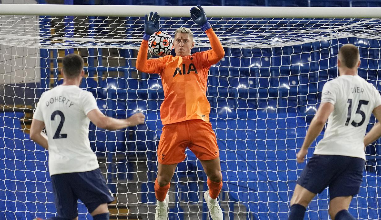 Kiper tim Tottenham Hotspur, Pierluigi Gollini (tengah) melompat untuk menangkap bola saat menghadapi Chelsea dalam laga uji coba pramusim 2021/2022 di Stamford Bridge, London, Rabu (4/8/2021). Tottenham bermain imbang 2-2 dengan Chelsea. (Foto: AP/Matt Dunham)
