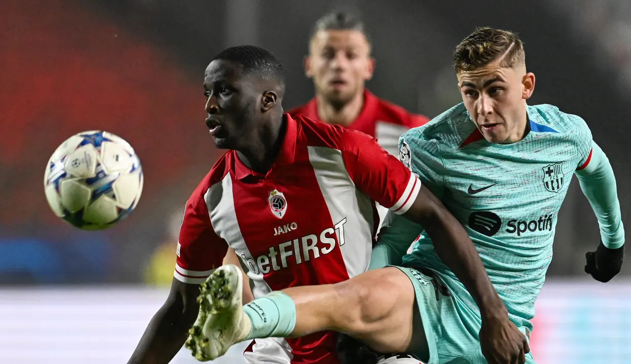 Bertandang ke markas Royal Antwerp, Barcelona harus mengakui keunggulan tuan rumah 2-3. (JOHN THYS / AFP)