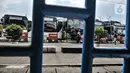 Sejumlah bus terparkir saat menunggu keberangkatan di Terminal Kampung Rambutan, Jakarta, Kamis (12/11/2020). Rencananya, Terminal Kampung Rambutan akan direvitalisasi dengan konsep terintegrasi stasiun LRT dan ditargetkan rampung pada 2021. (merdeka.com/Iqbal Septian Nugroho)