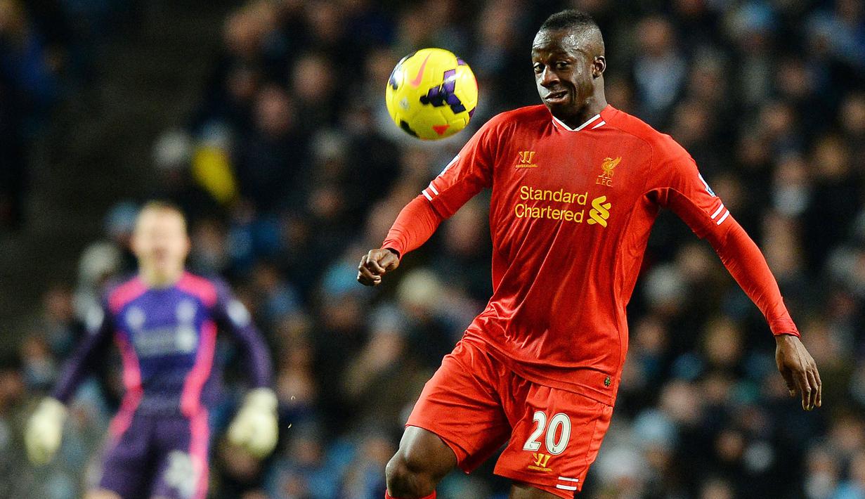 Pemain Liverpool, Aly Cissokho, mengontrol bola saat melawan Manchester City pada laga Liga Inggris di Stadion Etihad (26/2/2013). Pada musim panas 2013, The Reds meminjam Cissokho dari Valencia dengan biaya 12,7 juta euro. Cissokho tidak selalu menjadi pilihan utama di bawah asuhan Brendan Rodgers. Pemain asal Prancis tersebut bermain 19 kali di semua ajang dan menyumbang dua assist untuk The Reds. (AFP/Paul Ellis)