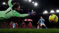 Penyerang Manchester City, Erling Haaland (kanan belakang), mengeksekusi tendangan penalti melewati kiper Brasil Liverpool bernomor 01, Alisson Becker (kiri), untuk mencetak gol kedua timnya dalam pertandingan Liga Inggris antara Liverpool dan Manchester City di Anfield, Liverpool, Inggris barat laut, pada 8 Februari 2026. (Paul ELLIS / AFP)