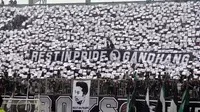 Ungkapan duka Slemania dan BCS untuk almarhum Gandhang dilakukan pada pertandingan PSS versus Persiba Bantul di Stadion Maguwoharjo, Sleman (23/5/2016). (Bola.com/Romi Syahputra)