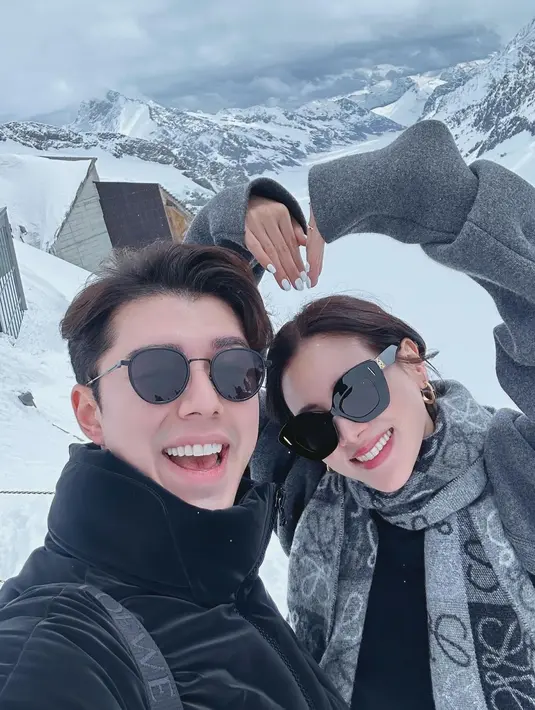 Naphat Siangsomboon dan Baifern Pimchanok liburan di Swiss. [Foto: Instagram/naphat_nine]