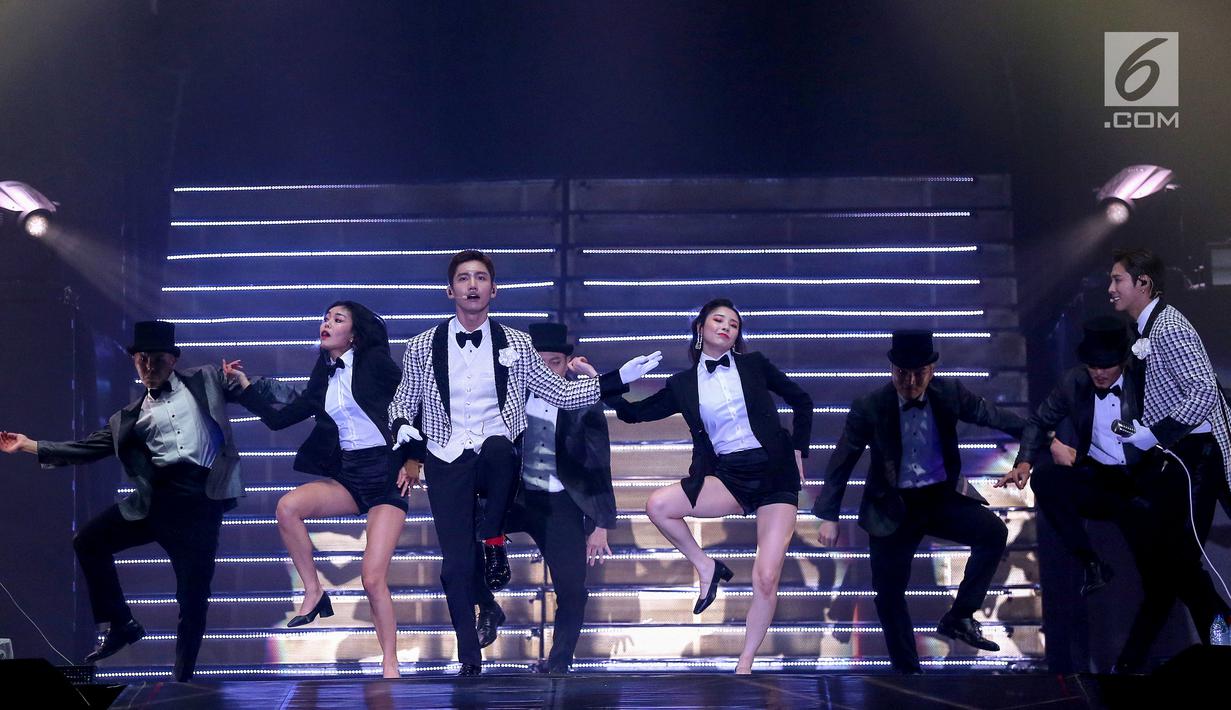 TVXQ tampil menghibur penonton saat konser perdana bertajuk Circle di ICE BSD, Tangerang, Sabtu (31/8/2019). Boyband TVXQ dengan personel Shim Changmin dan U-Know Yunho mengawali konser dengan membawakan lagu Bounce, Something dan Top of The World. (Liputan6.com/Fery Pradolo)